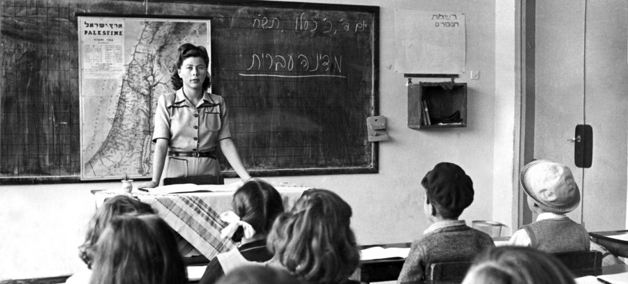 שיעור בגיאוגרפיה של ארץ ישראל,  תל אביב, 1948. צילום: זולטן קלוגר, אכיון הצילומים של קקל